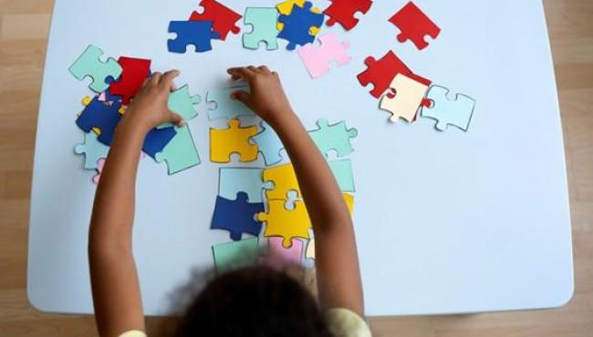 Abril Azul: no mês de conscientização sobre o Autismo, entenda o transtorno e a importância do diagnóstico precoce