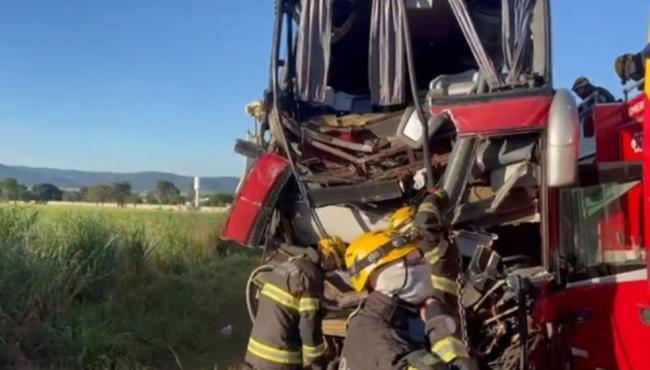 Acidente com caminhão e ônibus na BR-060 deixa 18 feridos 