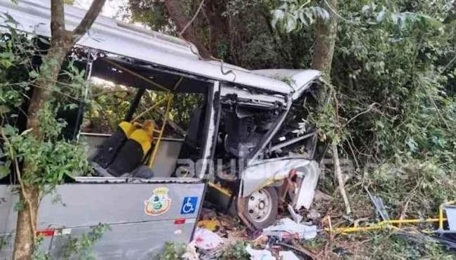 Acidente com ônibus da saúde deixa sete pessoas mortas e 13 ficam feridas