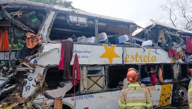 Acidente com ônibus de turismo deixa nove mortos em Petrópolis, no Rio de Janeiro