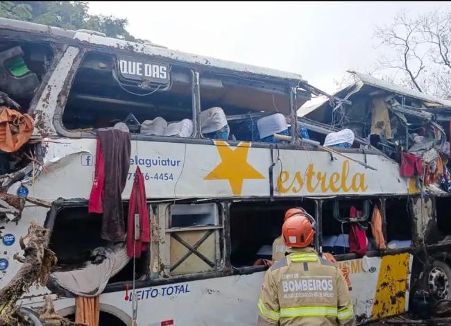 Acidente com ônibus de turismo deixa nove mortos em Petrópolis, no Rio de Janeiro