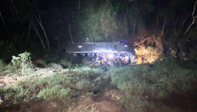 Acidente com ônibus deixa dois mortos e 34 feridos, em João Monlevade, MG