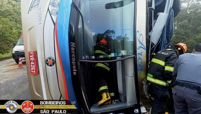 Acidente com ônibus deixa seis mortos e 48 feridos em rodovia de SP