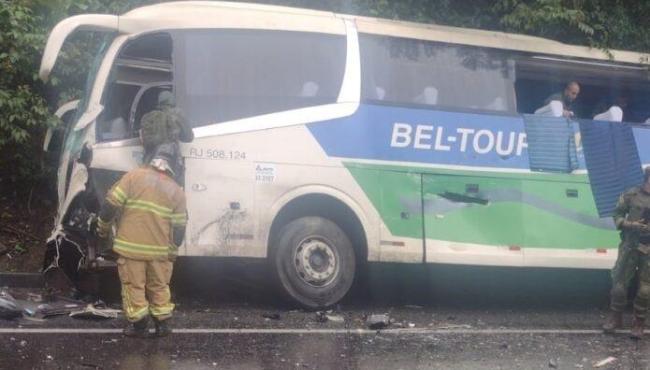 Acidente de ônibus com militares da Marinha na BR–101 deixa dois mortos