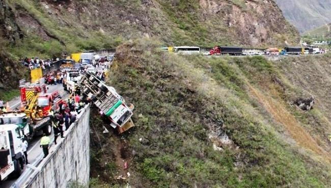 Acidente de ônibus deixa 20 mortos e 15 feridos; veículo ficou à beira de um abismo