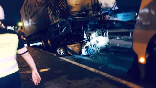 Acidente deixa dois mortos, feridos e bloqueia a BR-101 em Palhoça; veja fotos