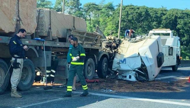 Acidente destrói cabine de caminhão na BR-101 em Viana, ES