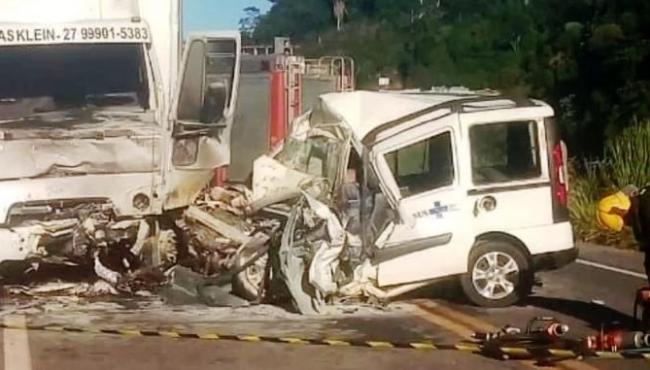 Acidente entre caminhão e ambulância deixa um morto na BR-262