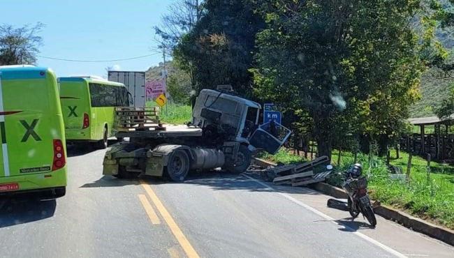 Acidente entre caminhão e caminhonete na BR-259 em Colatina no ES, deixa dois mortos