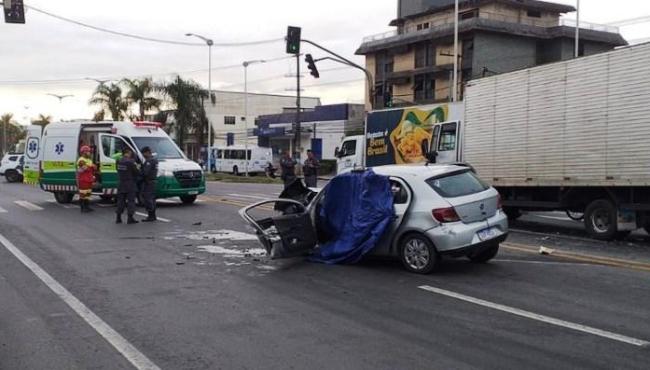 Acidente entre caminhão e carro deixa motorista morto na BR-101, no ES