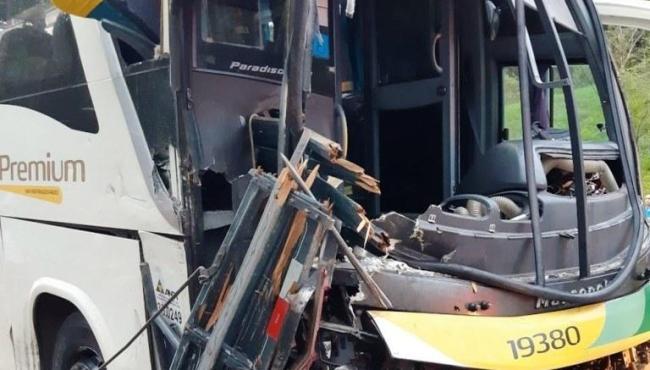 Acidente entre caminhão e ônibus que ia para Guarapari deixa 6 feridos na BR-262