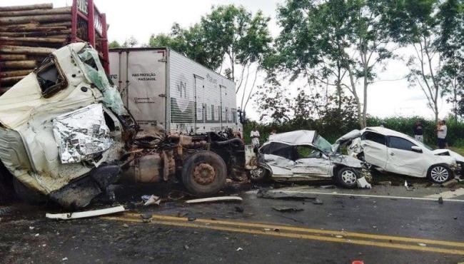 Acidente entre caminhões e carros deixa um morto e feridos na BR-101