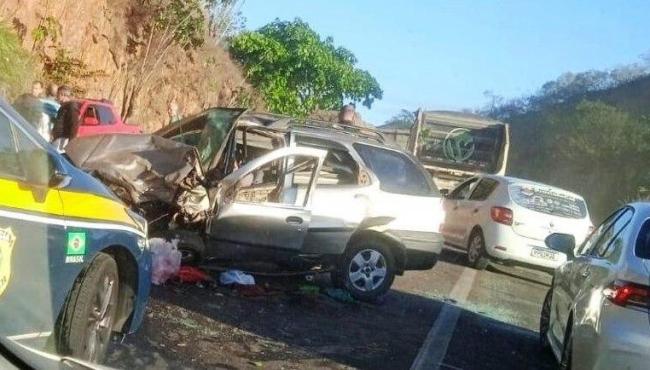 Acidente entre caminhonete e carro na BR-259, em João Neiva, ES, deixa um morto