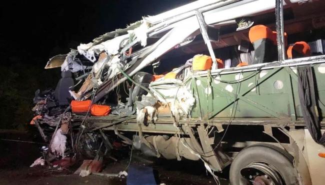Acidente entre carreta, carro, ônibus e van deixa 6 mortos e 12 feridos em Rio Pardo, RS