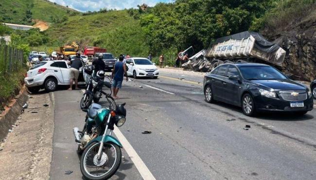 Acidente entre carreta e carro deixa uma pessoa ferida em Colatina, no ES