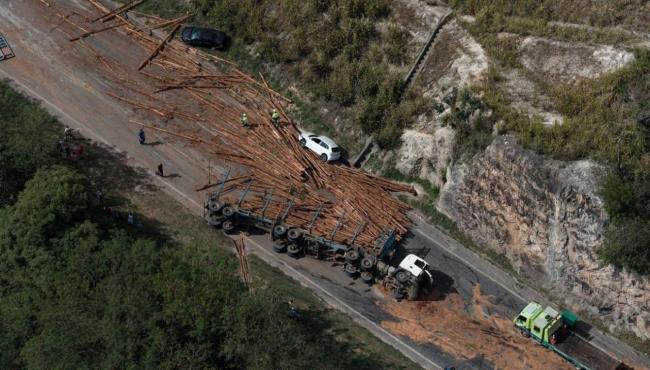 Acidente entre carretas na BR-101 mata caminhoneiro e interdita rodovia, no ES