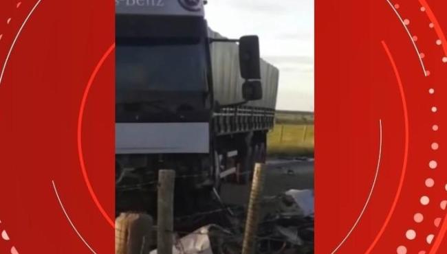Acidente entre carro e caminhão deixa 3 pessoas mortas e 2 crianças feridas, em Montanha, ES