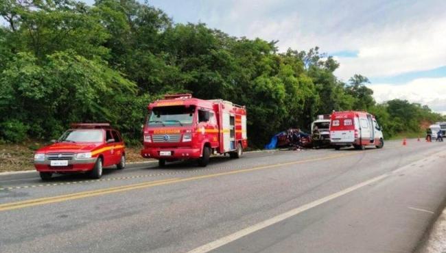 Acidente entre carro e caminhão deixa cinco mortos em Minas Gerais