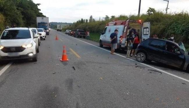 Acidente entre carro e caminhão na BR-235 deixa 2 mortos e 3 feridos