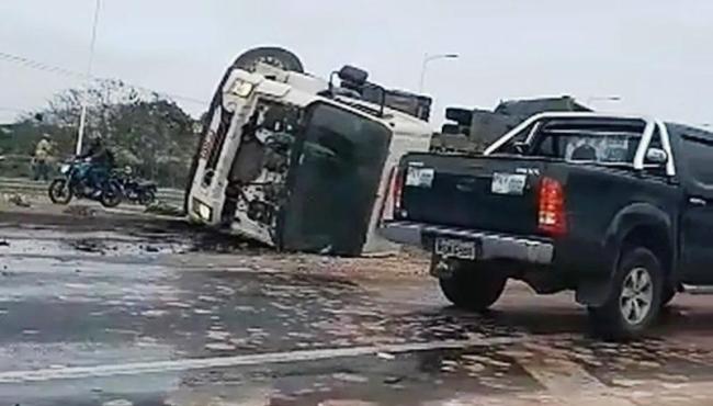 Acidente entre carro e carreta deixa um ferido e parte da BR-101 interditada, na Serra, ES