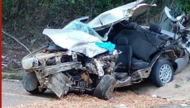 Acidente entre carro e ônibus escolar deixa motorista com braço decepado e 5 crianças feridas, no ES