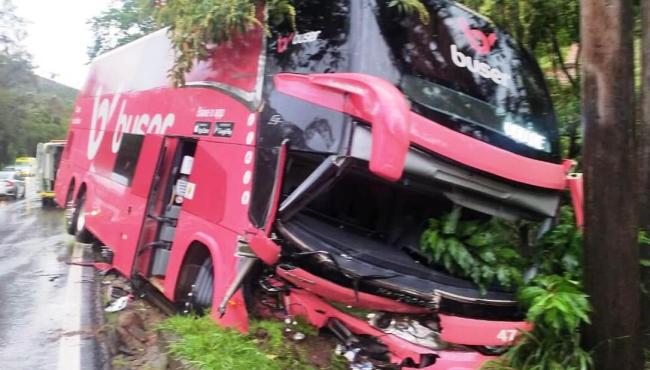Acidente entre carro e ônibus na BR 040 deixa cinco mortos em Juiz de Fora, MG