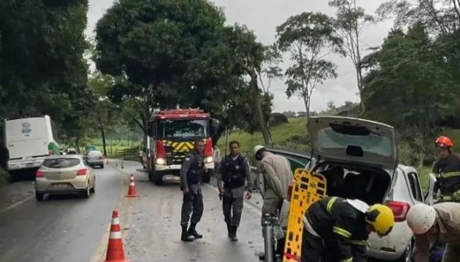 Acidente entre carro e ônibus na ES-257 deixa vítima presa às ferragens em Aracruz, ES