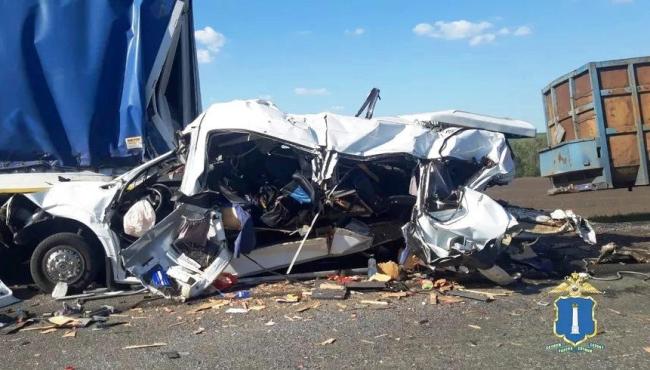 Acidente entre micro-ônibus e dois caminhões na Rússia deixa 16 mortos