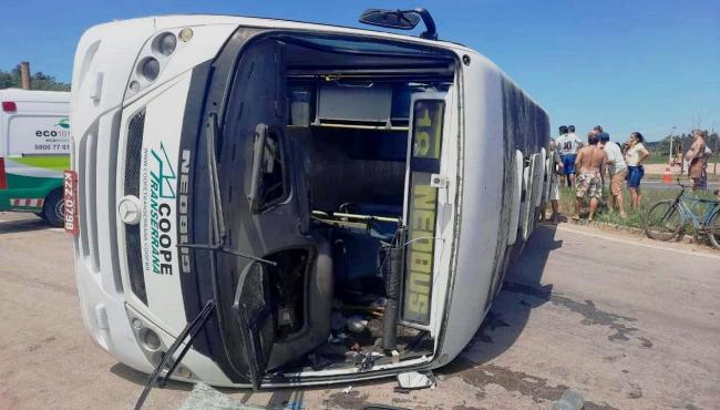 Acidente entre micro-ônibus escolar e carro deixa alunos feridos na BR-101