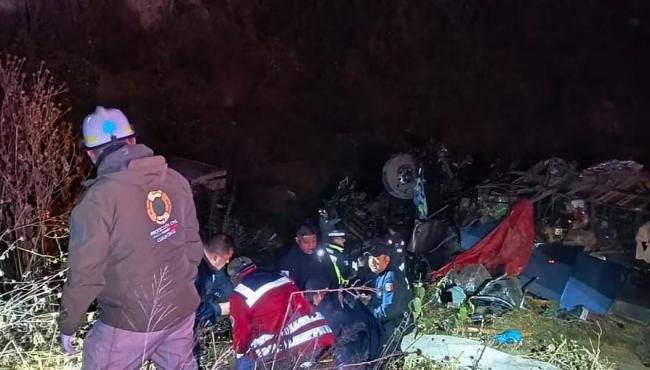 Acidente entre ônibus e caminhão deixa 24 mortos e cinco feridos