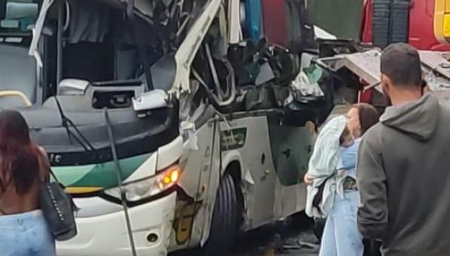 Acidente entre ônibus e caminhão deixa dois feridos na BR-262, no ES