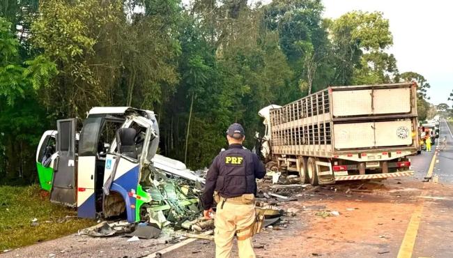 Acidente entre ônibus e caminhão na BR-373 mata 23 pessoas no Paraná