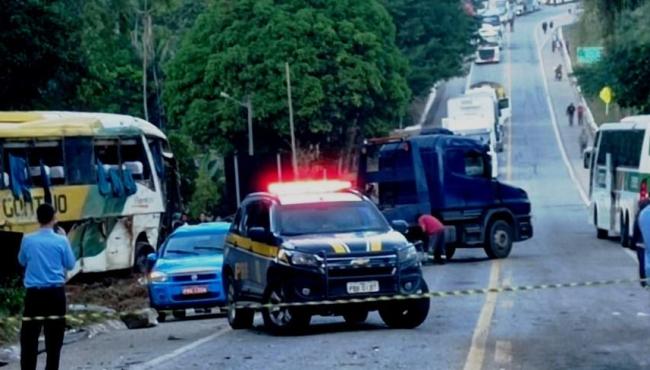Acidente entre ônibus e carro de passeio deixa cinco mortos no ES