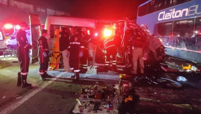 Acidente entre ônibus e van com torcedores do Corinthians na BR-262 deixa 3 mortos e 12 feridos, no ES