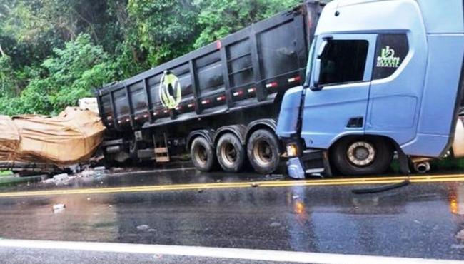 Acidente entre três carretas interdita BR-101, em Rio Novo do Sul, ES