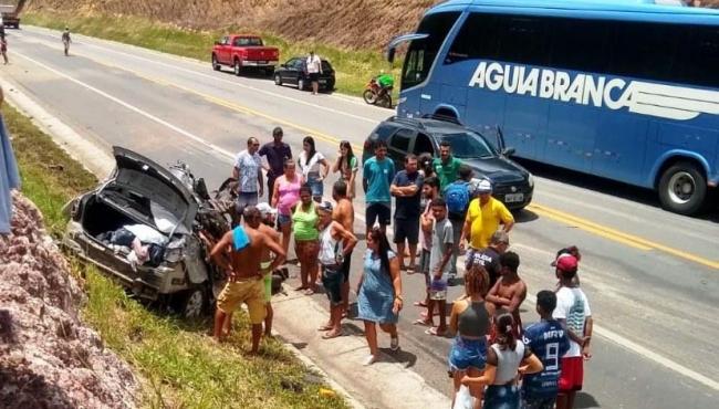 Acidente grave entre caminhão e carro deixa três vítimas fatais na BR 101 Norte do Estado