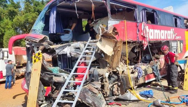 Acidente grave entre ônibus e carreta na BR-163 deixa 11 mortos 