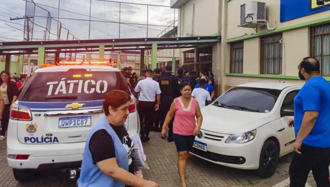 Adolescente invade escola e mata duas funcionárias a tiros