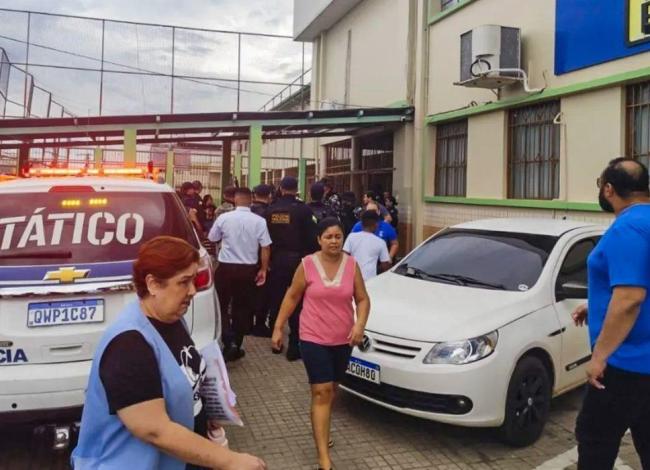 Adolescente invade escola e mata duas funcionárias a tiros