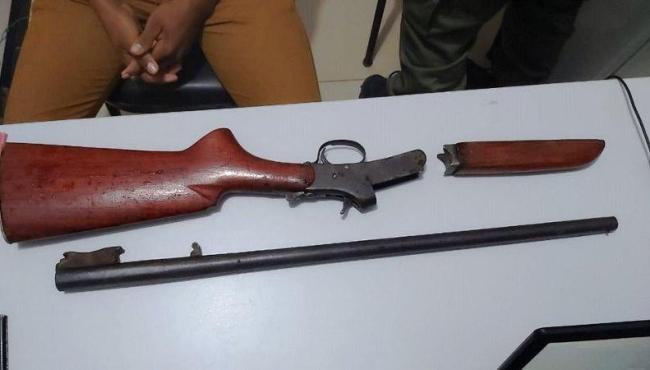 Adolescente mata padrasto, se entrega e diz que mãe era agredida