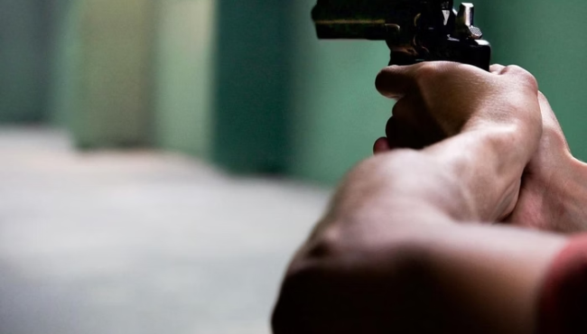 Adolescente mata pais e irmão, de 3 anos, por ter sido “contrariado”
