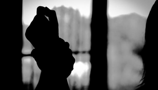 Agente prisional leva ex-namorada à força para casa e a estupra, agride e ameaça
