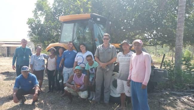 Agricultores familiares de Conceição da Barra no ES recebem trator para apoiar atividades rurais