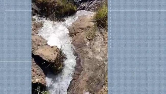 Água de nascente congela no Parque Nacional do Caparaó, no ES
