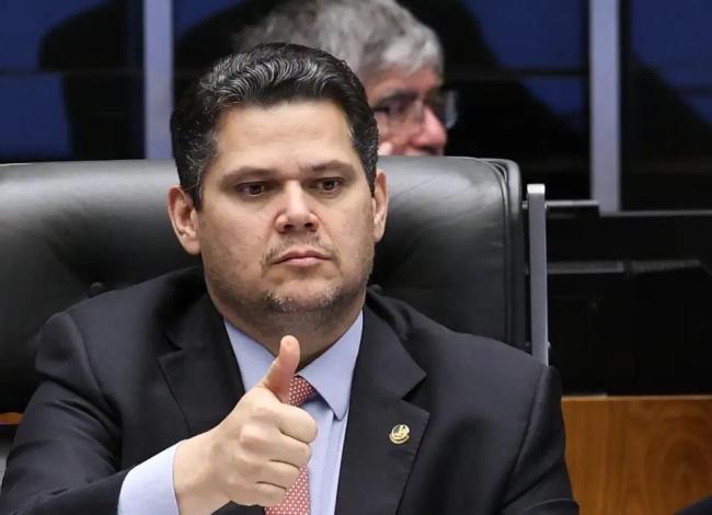 Alcolumbre destrava PEC do fim da 6x1 após conversas com Lula