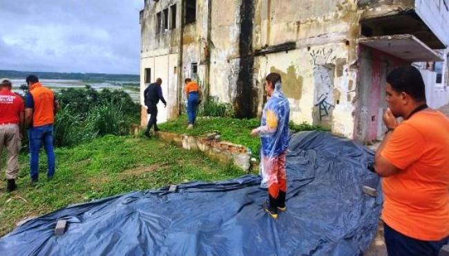 Alerta máximo na ladeira do Besouro: Prefeitura intensifica interdição de residências em São Mateus, ES