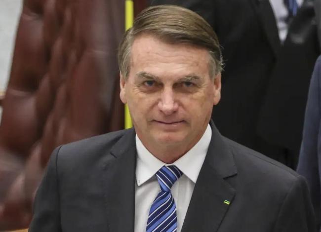Alexandre de Moraes decide manter Bolsonaro em prisão domiciliar