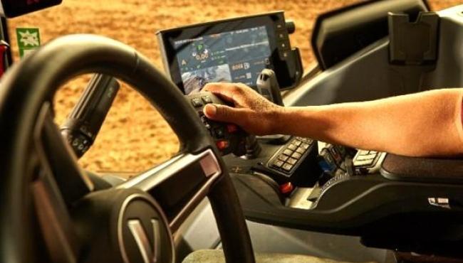 Alta tecnologia no campo impulsiona pequenos produtores e molda nova geração do agro