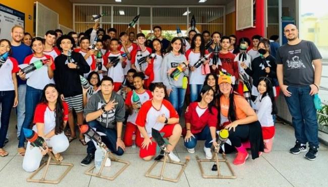 Alunos de São Mateus constroem protótipos de foguetes com materiais recicláveis