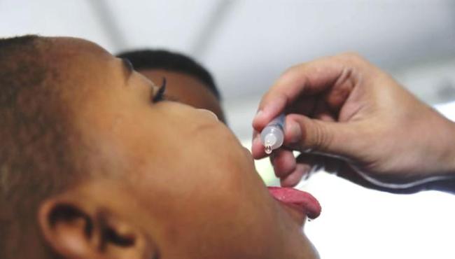 Ameaça de volta da paralisia infantil faz governo intensificar campanha de vacinação
